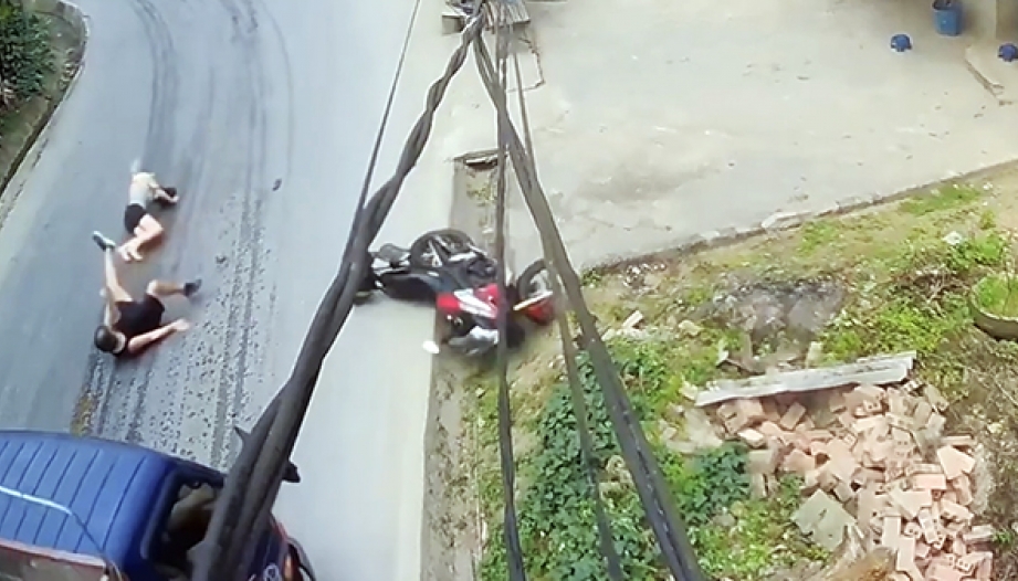 Clip TNGT: Giật mình bóp phanh trước khi vào cua, khách Tây ngã dúi dụi trước mũi xe tải.