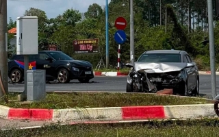 Ảnh TNGT: VinFast VF 7 bị Hyundai Accent đâm ngang hông khi đi qua giao lộ