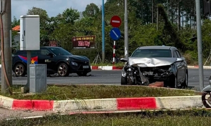 Ảnh TNGT: VinFast VF 7 bị Hyundai Accent đâm ngang hông khi đi qua giao lộ