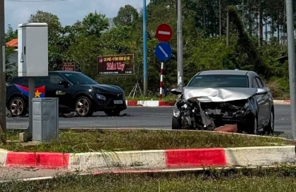 Ảnh TNGT: VinFast VF 7 bị Hyundai Accent đâm ngang hông khi đi qua giao lộ