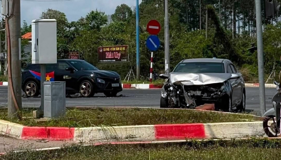 Ảnh TNGT: VinFast VF 7 bị Hyundai Accent đâm ngang hông khi đi qua giao lộ