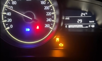 Đồng hồ xe Mazda3 báo lỗi thế này là sao ạ?