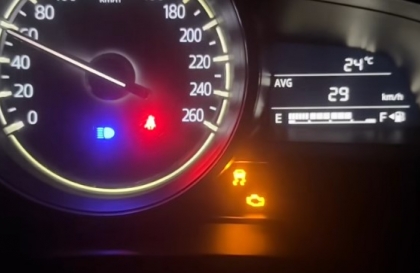 Đồng hồ xe Mazda3 báo lỗi thế này là sao ạ?