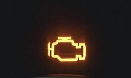 Xe Nissan Sunny tự nhiên hiện đèn báo lỗi này thì xử lý thế nào?