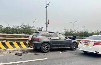 Ảnh TNGT: Không tập trung, tài xế Mercedes-Benz GLC húc đuôi xe tưới cây trên đại lộ Võ Nguyên Giáp