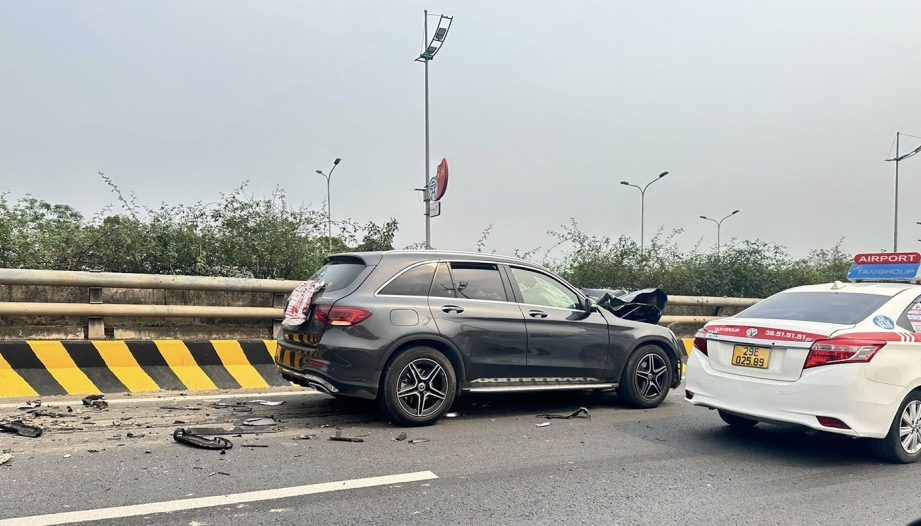 Ảnh TNGT: Không tập trung, tài xế Mercedes-Benz GLC húc đuôi xe tưới cây trên đại lộ Võ Nguyên Giáp