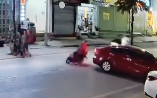 Clip TNGT: Trổ tài uốn éo, thanh niên đi xe máy lấn làn phang ngã người đi đối điện