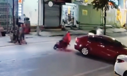 Clip TNGT: Trổ tài uốn éo, thanh niên đi xe máy lấn làn phang ngã người đi đối điện