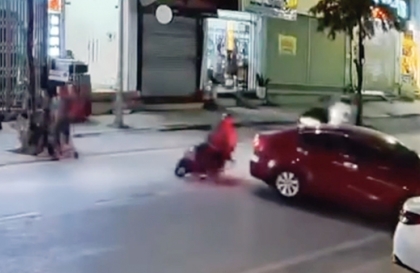 Clip TNGT: Trổ tài uốn éo, thanh niên đi xe máy lấn làn phang ngã người đi đối điện