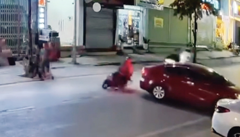 Clip TNGT: Trổ tài uốn éo, thanh niên đi xe máy lấn làn phang ngã người đi đối điện