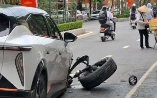 Ảnh TNGT: VinFast VF 7 gẫy rời bánh trước vì đâm phải Toyota Camry