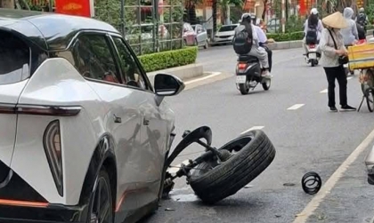 Ảnh TNGT: VinFast VF 7 gẫy rời bánh trước vì đâm phải Toyota Camry