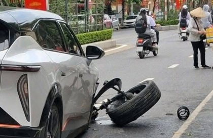 Ảnh TNGT: VinFast VF 7 gẫy rời bánh trước vì đâm phải Toyota Camry