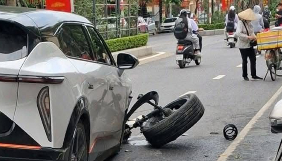 Ảnh TNGT: VinFast VF 7 gẫy rời bánh trước vì đâm phải Toyota Camry