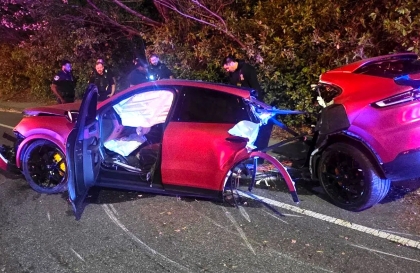 Porsche Cayenne bị xé làm đôi tại Mỹ: Tài xế thoát chết thần kỳ trong khoang lái nguyên vẹn