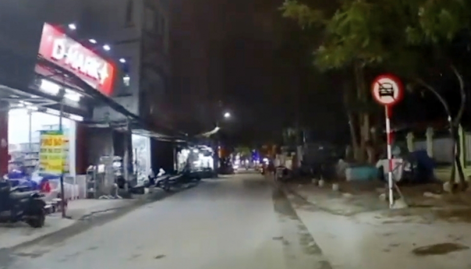 Ý thức giao thông: Chuyện đêm khuya - Khách bảo là phải nghe: Cứ đi đi, thoải mái, phạt anh chịu.