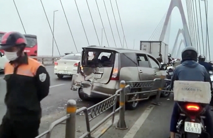 Clip TNGT: Lại thêm tai nạn liên hoàn trên cầu Nhật Tân, Hà Nội