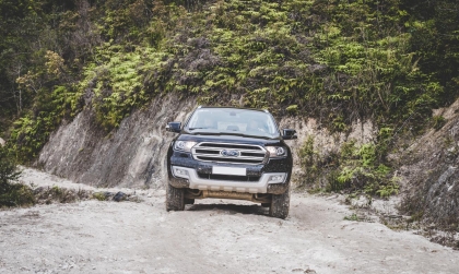 Các cụ cho hỏi xe Everest kêu lục cục dưới gầm là bị gì?