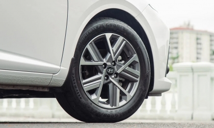 Sao xe Accent bị kêu khi đánh lái thế này các bác?