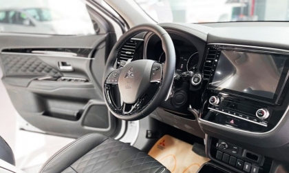 Có phải vô lăng xe Outlander bị liệng đúng không?