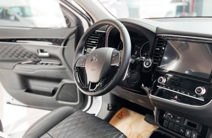 Có phải vô lăng xe Outlander bị liệng đúng không?