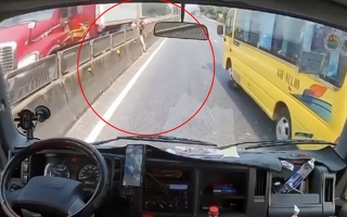 Clip: Toàn cảnh tài xế xe tải nhanh chân cứu cháu bé chập chững đi cắt ngang quốc lộ giữa hai làn ô tô