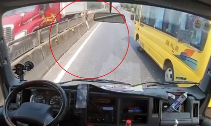 Clip: Toàn cảnh tài xế xe tải nhanh chân cứu cháu bé chập chững đi cắt ngang quốc lộ giữa hai làn ô tô