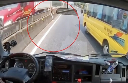 Clip: Toàn cảnh tài xế xe tải nhanh chân cứu cháu bé chập chững đi cắt ngang quốc lộ giữa hai làn ô tô
