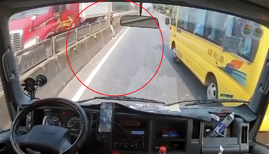 Clip: Toàn cảnh tài xế xe tải nhanh chân cứu cháu bé chập chững đi cắt ngang quốc lộ giữa hai làn ô tô