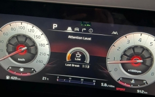 Các bác cho hỏi xe Kia Sportage báo lỗi gì trên đồng hồ thế?