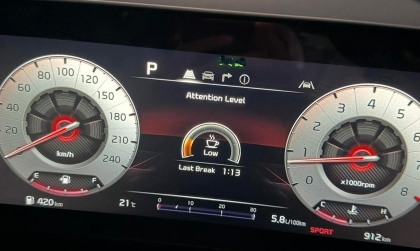 Các bác cho hỏi xe Kia Sportage báo lỗi gì trên đồng hồ thế?