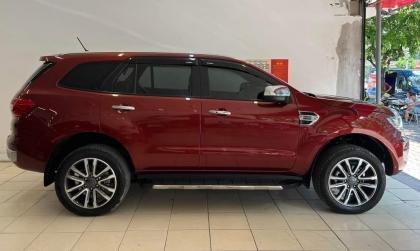 Sao xe Ford Everest đang chạy lại tự mở cốp?