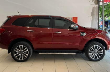 Sao xe Ford Everest đang chạy lại tự mở cốp?