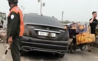Clip TNGT: Mercedes Benz C-class mất lái đâm dải phân cách, hạ gục hàng loạt xe máy trên cầu Thanh Trì