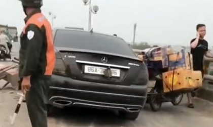 Clip TNGT: Mercedes Benz C-class mất lái đâm dải phân cách, hạ gục hàng loạt xe máy trên cầu Thanh Trì