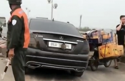 Clip TNGT: Mercedes Benz C-class mất lái đâm dải phân cách, hạ gục hàng loạt xe máy trên cầu Thanh Trì