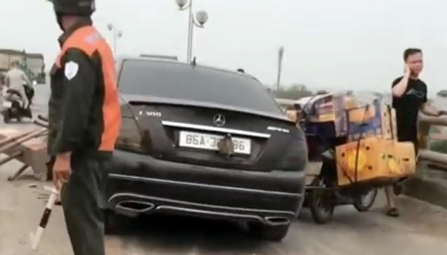 Clip TNGT: Mercedes Benz C-class mất lái đâm dải phân cách, hạ gục hàng loạt xe máy trên cầu Thanh Trì