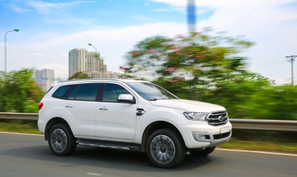 Các bác tư vấn giúp xe Ford Everest bị lồi gì thế này?