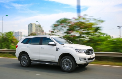 Các bác tư vấn giúp xe Ford Everest bị lồi gì thế này?