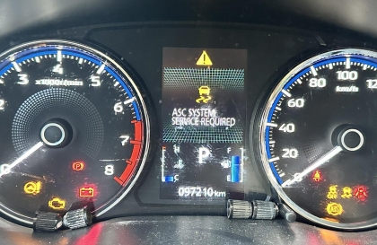 Mitsubishi Xpander hiện nhiều lỗi trên đồng hồ là sao thế ạ?