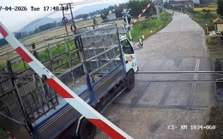 Ý thức Giao thông: Chúc mừng hai bác tài được lên phường cùng ngày để uống nước chè.