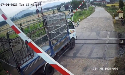 Ý thức Giao thông: Chúc mừng hai bác tài được lên phường cùng ngày để uống nước chè.