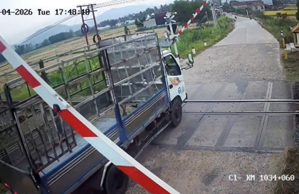 Ý thức Giao thông: Chúc mừng hai bác tài được lên phường cùng ngày để uống nước chè.
