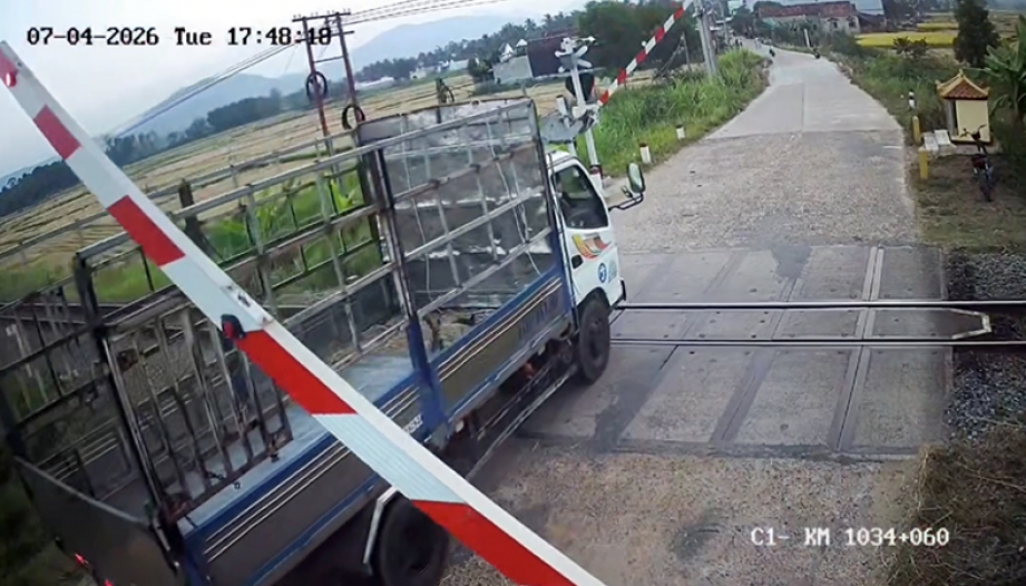 Ý thức Giao thông: Chúc mừng hai bác tài được lên phường cùng ngày để uống nước chè.