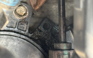 Chỗ này của VinFast Fadil bị thấm dầu thế này có sao không ạ?