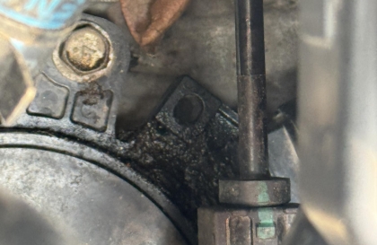 Chỗ này của VinFast Fadil bị thấm dầu thế này có sao không ạ?