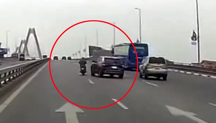 Clip TNGT: Thiếu kinh nghiệm tài xế Hyundai Creta gặp nạn với xe máy đi ẩu...