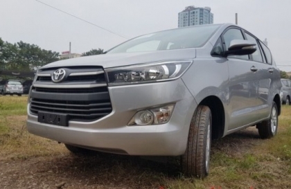 Sao xe Innova của em chạy cứ có tiếng ù ù nhỉ?