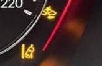 Honda City khởi động xong hiện lỗi trên đồng hồ thế này là lỗi gì ạ?