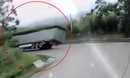 Clip TNGT: Đầu kéo vào cua lật cả thùng xuống đường